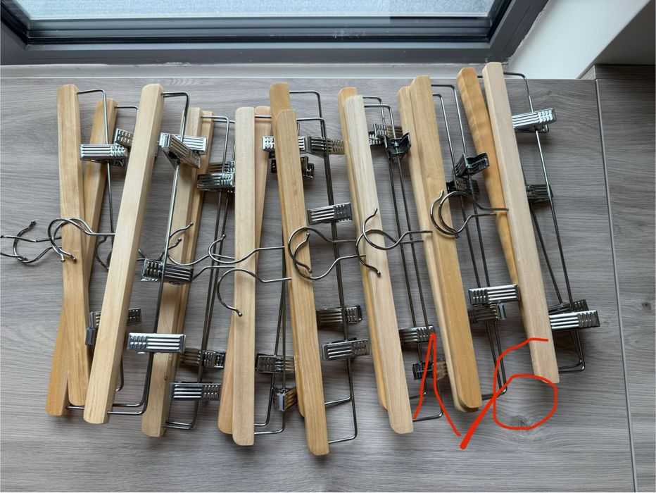 Дървени закачалки – общо 51 бр.