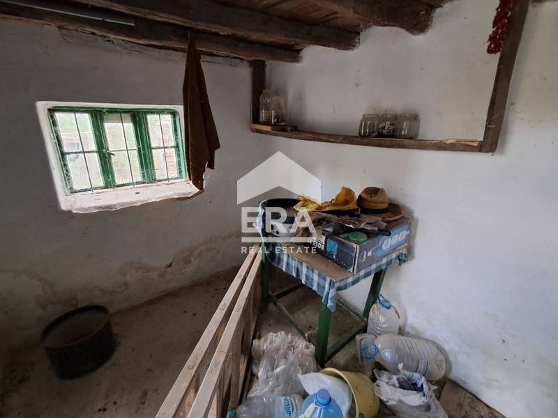 Едноетажна къща за продажба, с допълнителни сутеренен етаж, пристройка