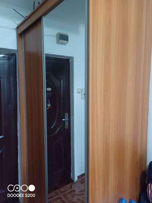Dulap haine cu uși culisante