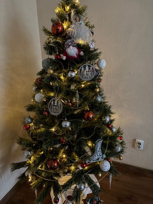 Продам новогоднюю елку с игрушками