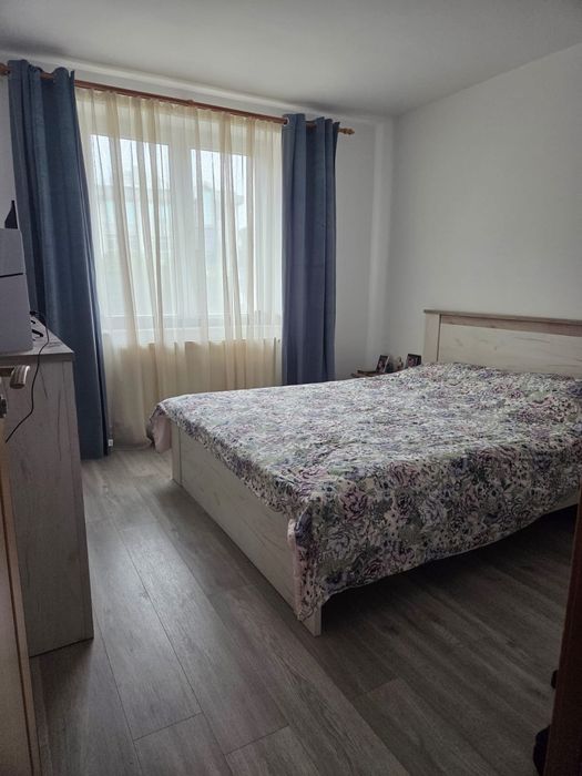 Vand apartament 2 camere central,Unirii,decomandat,etaj 1,renovat  recent, langa scoala Alexandru Stefulescu . Pret  83000 negociabil,  0767716515.