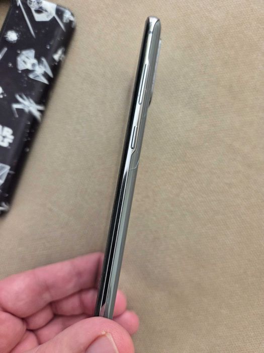 Телефон Samsung Galaxy S20