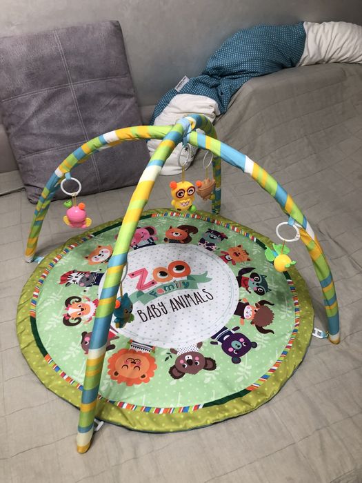 Продам детский коврик с погремушками