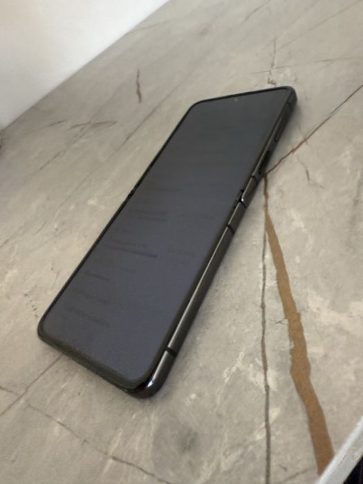 Samsung ZFlip 4 256 gb 8gb