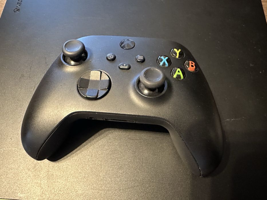 Consola Xbox One X cu cutie - X-box + 2 jocuri