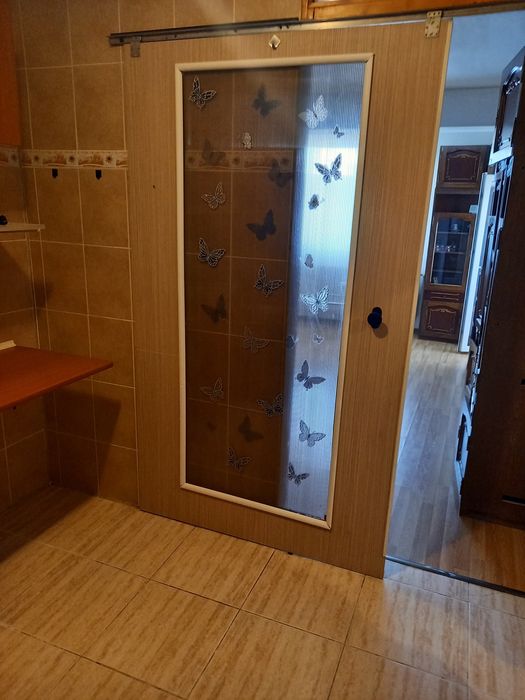 Vând garsoniera cu dormitor separat