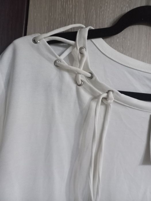 Tricou nou , cu detaliu șnur pe o parte.