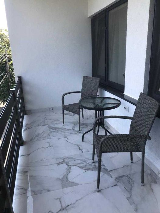 Garsonieră modernă, spațioasă, 50 mp,cu balcon,bucătărie, baie.