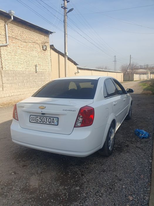 Lacetti 1,8 sotiladi
