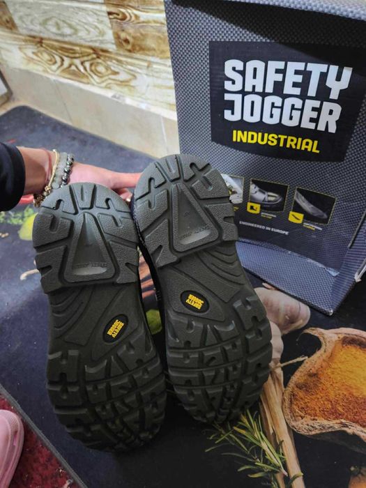 Мъжки работни обувки с метално бомбе 42 номер