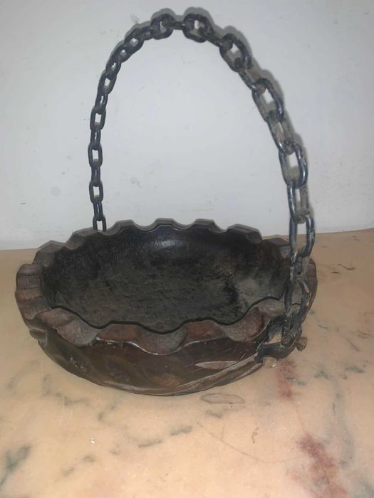 Fructiera din lemn sculptata si maner din fier lant sudata