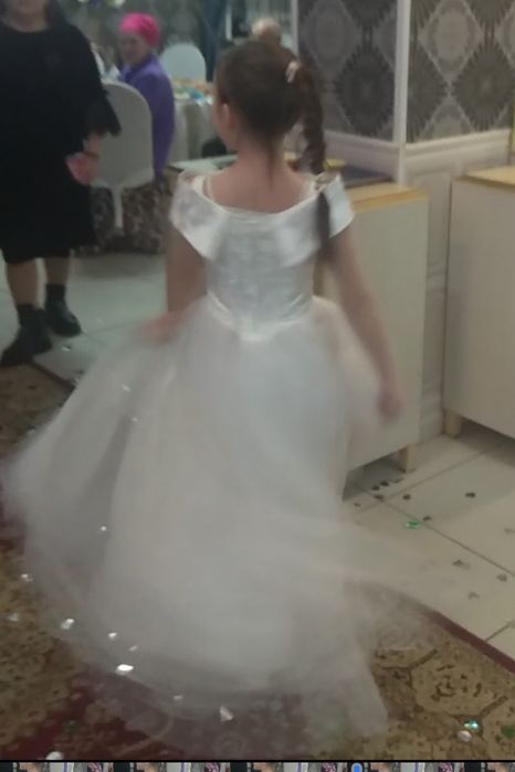 Красивое девичье платье