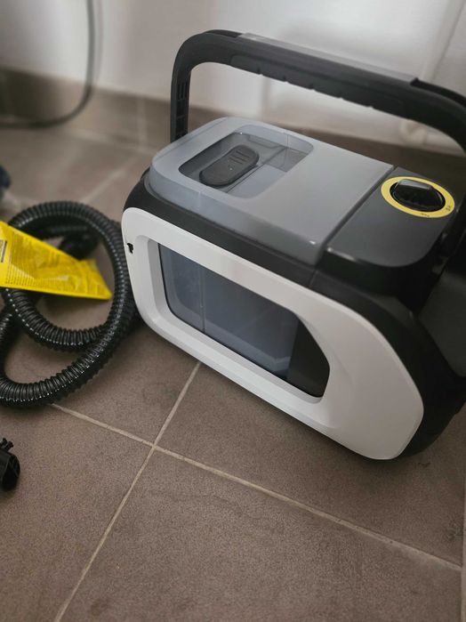Aspirator compact Kärcher SE 3-18, alb, fără fir, pentru canapele și covoare, putere: 200 W suprafață: 6,5 m²