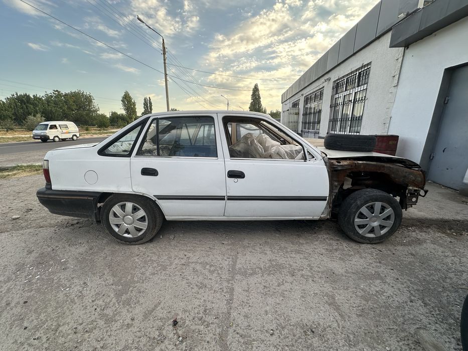 Nexiya 1 kuzof, 4 eshik