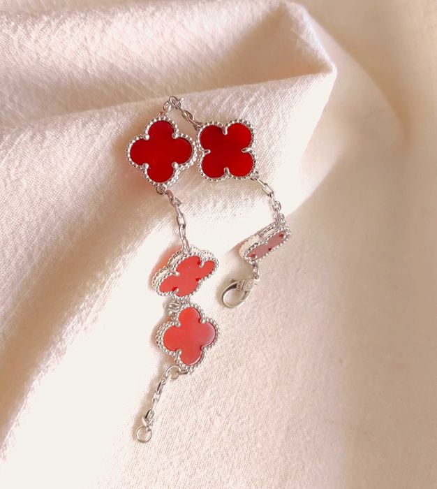 Дамска гривна с пет детелини от червен царнелин - Van Cleef & Arpels