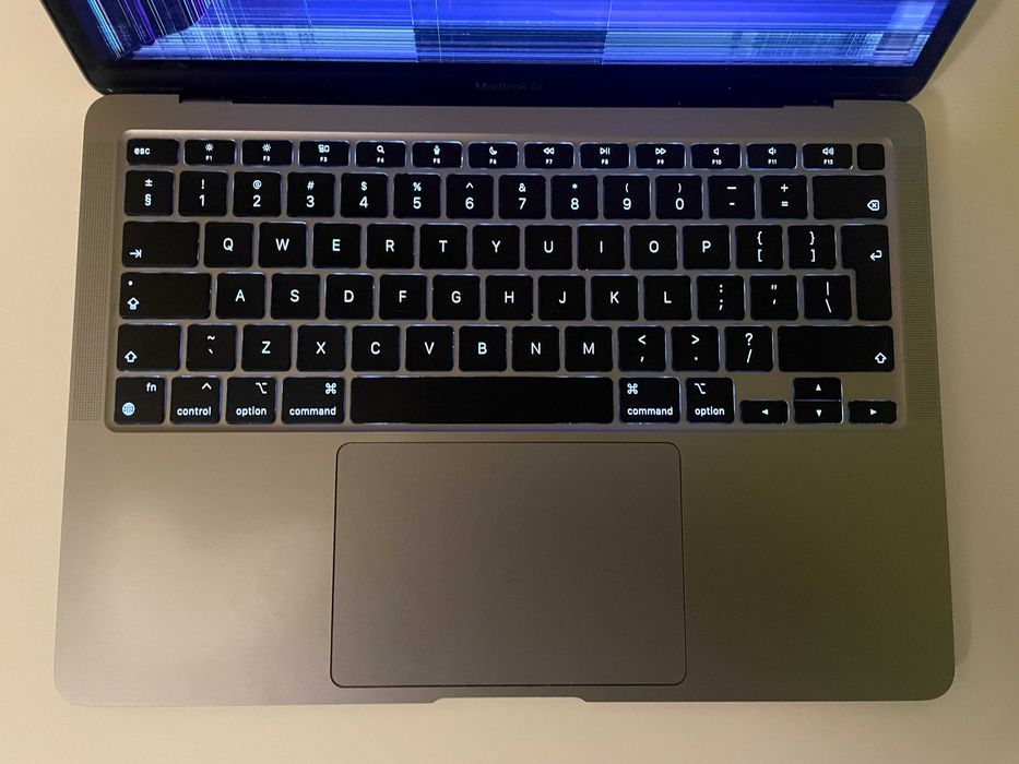 MacBook Air M1 (2020) – 8GB RAM / 256GB SSD / Дефектен дисплей