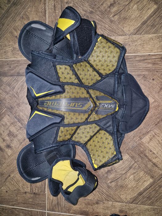 Нагрудник и локти для хоккея