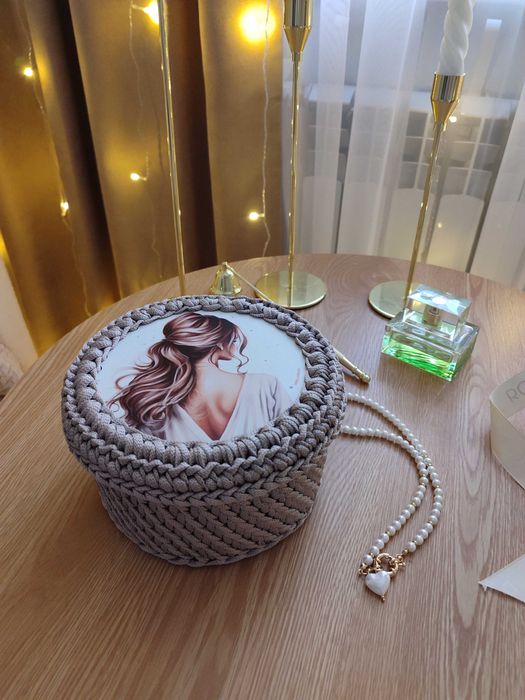 Вязаная шкатулка ручной работы