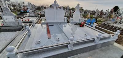 Vând monumente funerare