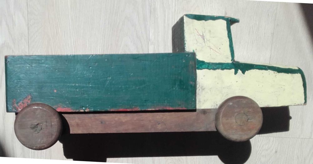 Старо дървено камионче от края на 30-те години на ХХ век