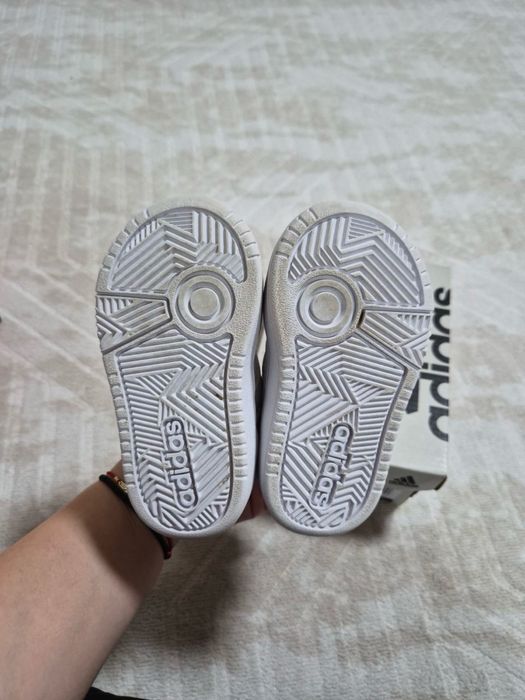 Обувки Nike носени от непроходило дете