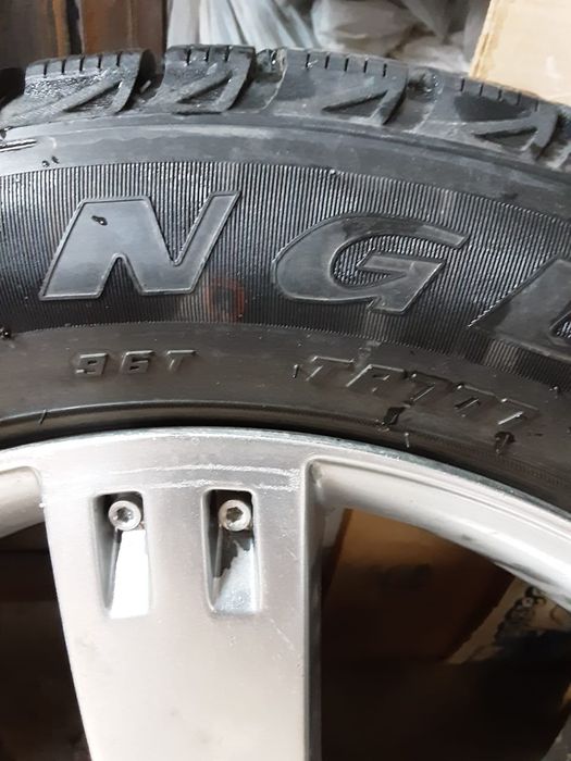 Автошина с дисками в хорошем состоянии