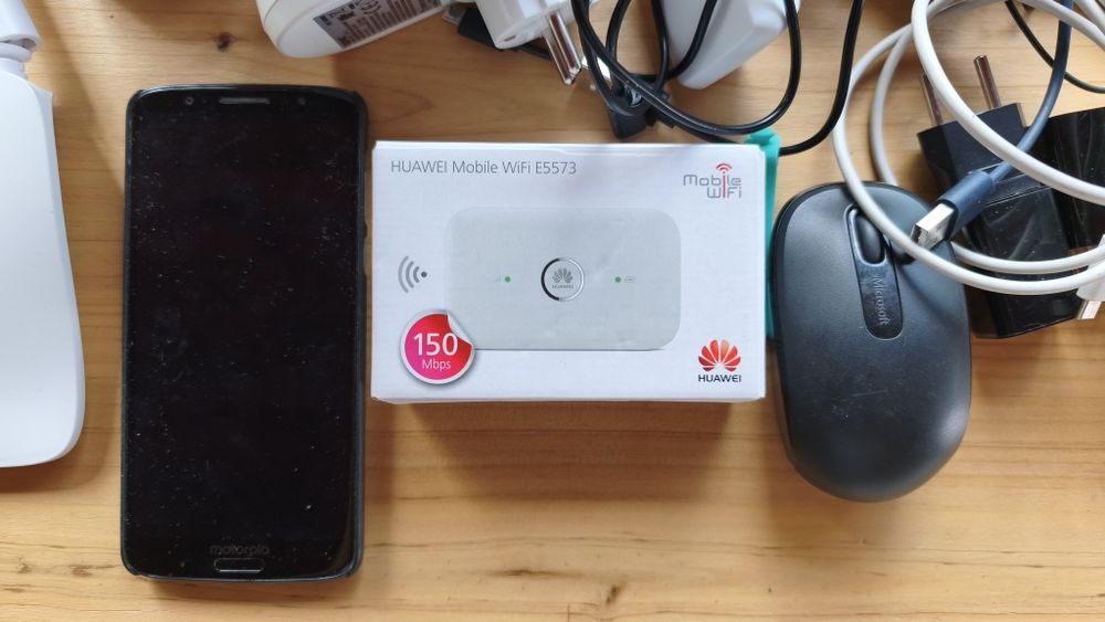 Лот рутер, телефон, 4g SIM рутер и много кабели ethernet и други