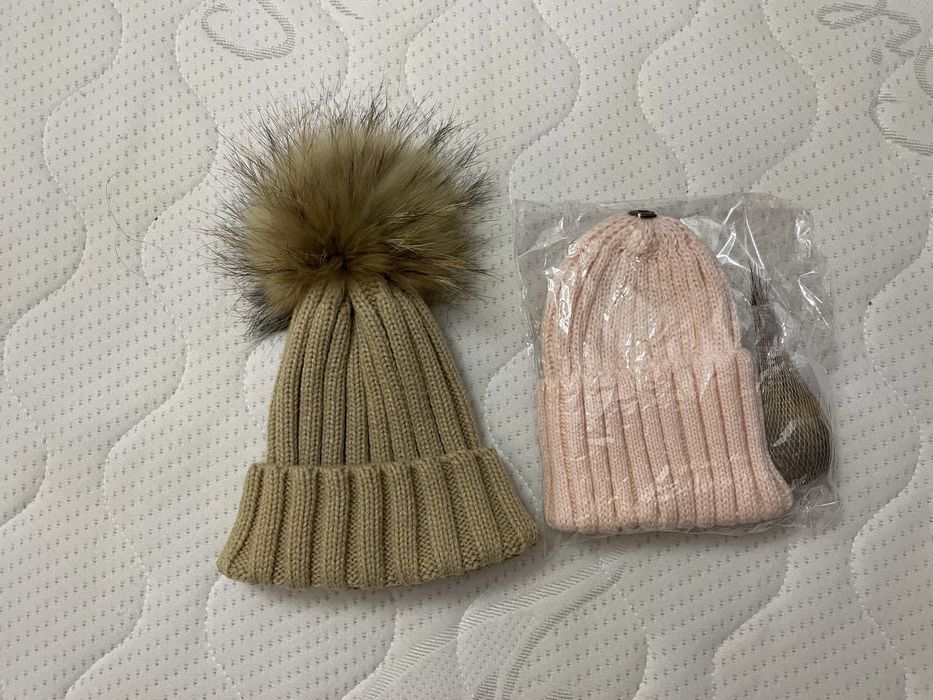 Детски шапки с две естествени пухчета