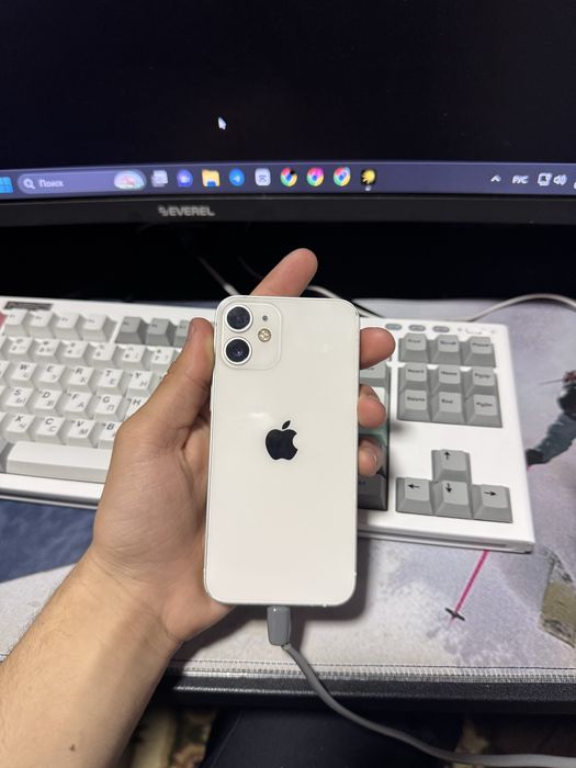 iPhone 12 mini.