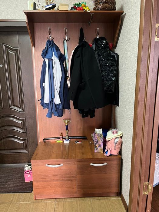 Продам прихожую вешалку