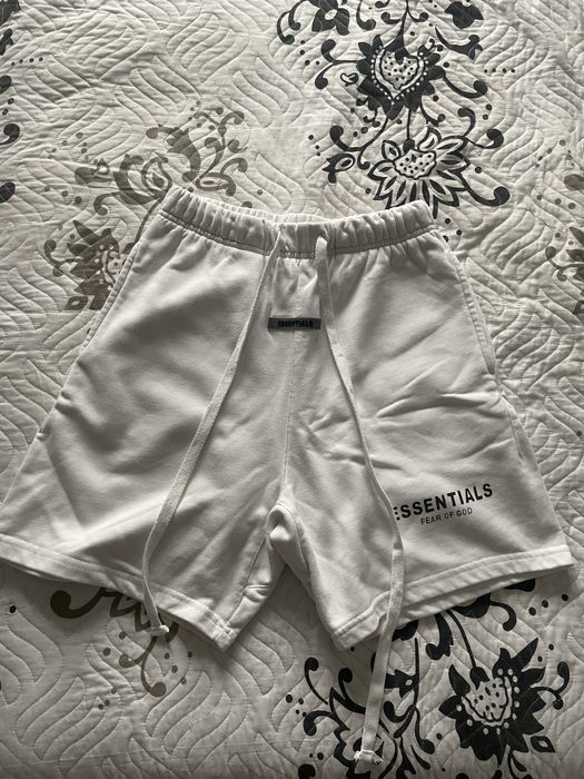 Vând pantaloni scurti essentials