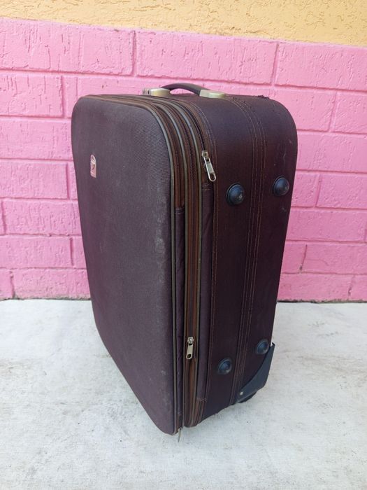 Продаётся ( чемодан ) .