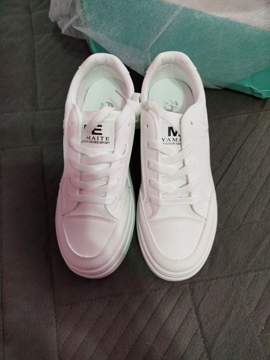 Кроссовки женские