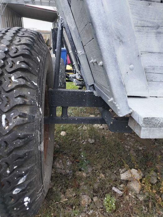 Căruță pentru turism sau tractor