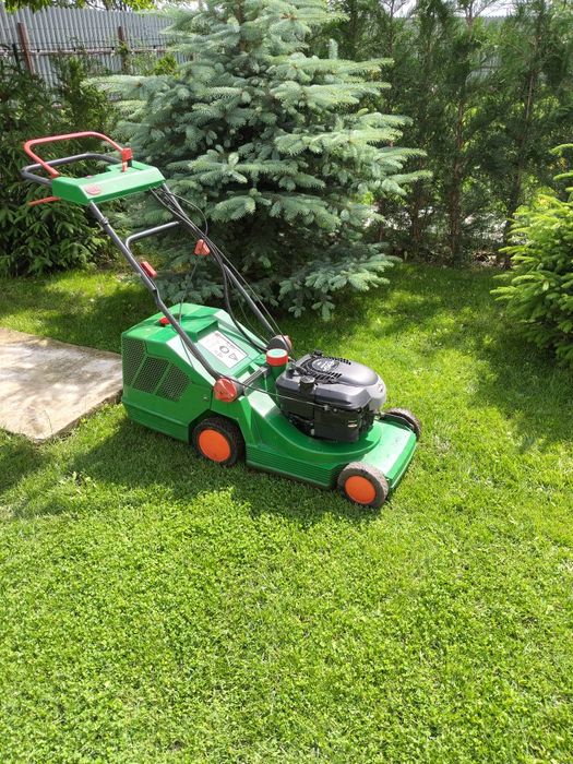 Mașina tuns gazon Briggs&Stratton.