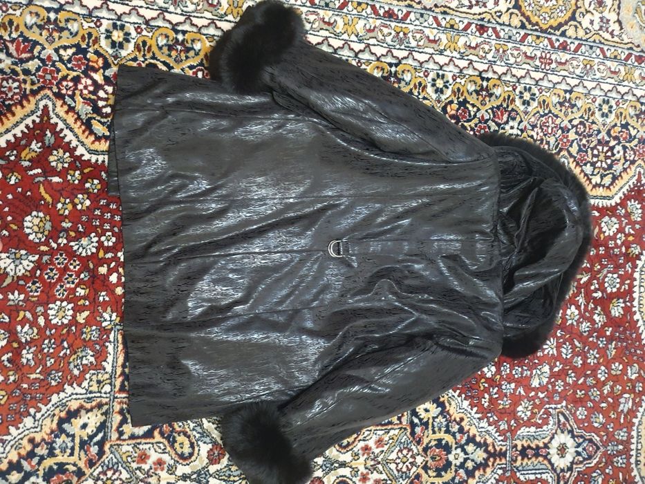 Женская куртка с капюшоном