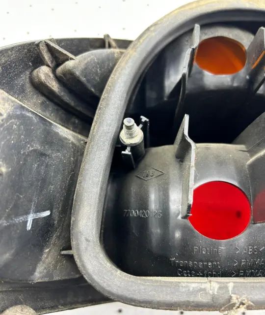 Lampa / Tripla stop dreapta pe aripa 7700420123 7700420123 Renault
