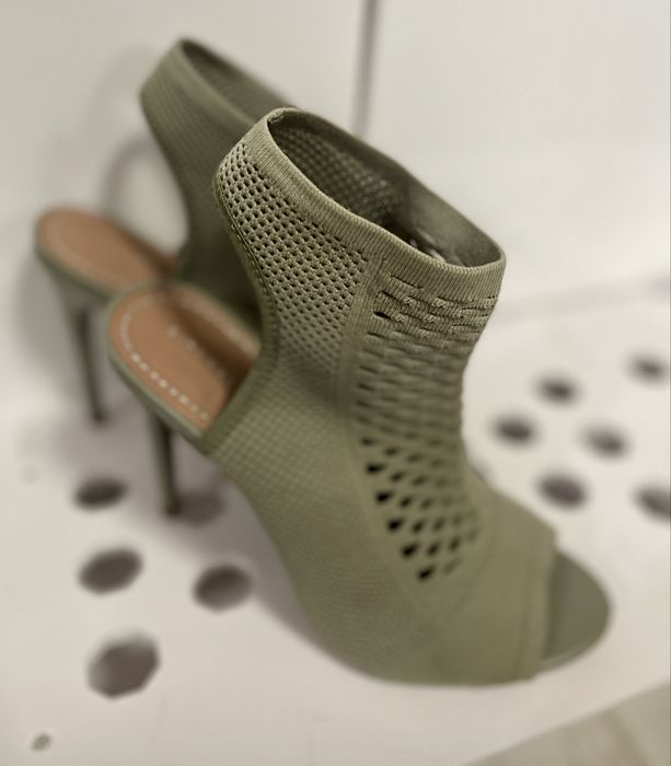 ZARA , сандали на ток, цвят каки.