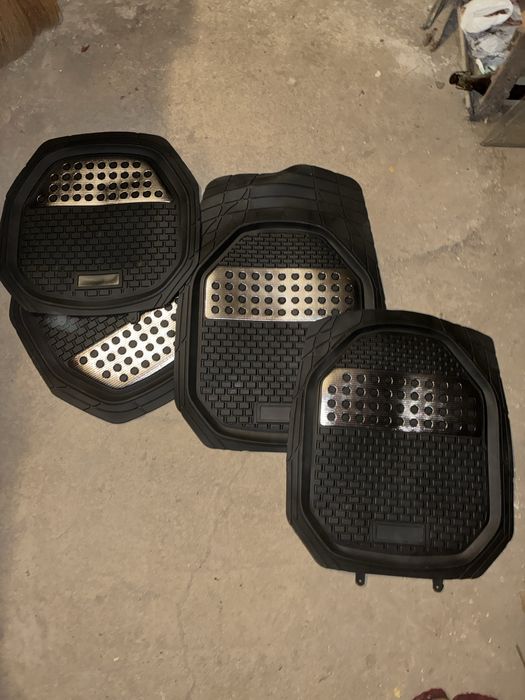 Универсальные резиновые коврики в салон