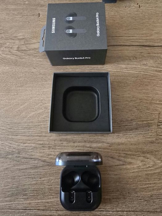 Vând case-ul de încărcare și cutia de carton pt Samsung Galaxy Buds 4 Pro