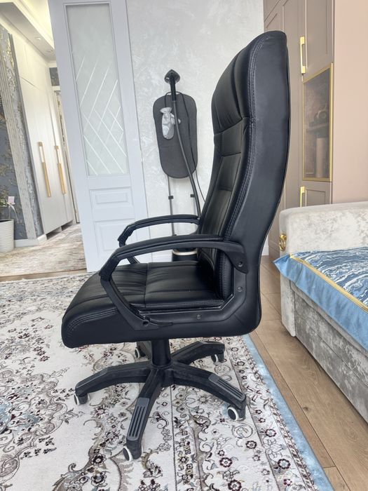 Кресло кожанное офисное б/у