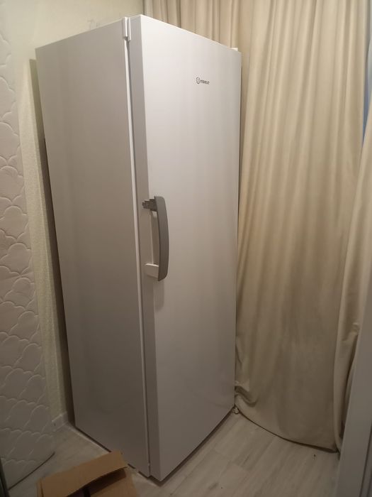 Морозильник Indesit 275 л белый