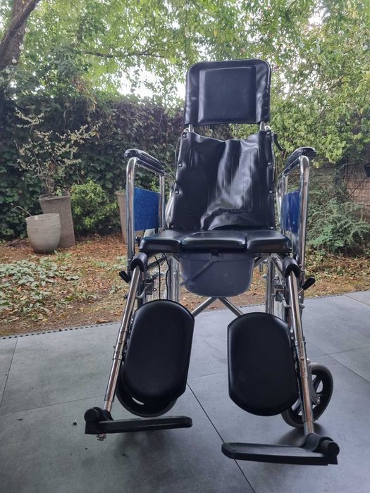 Scaun cu rotile pliabil, cu toaleta si cotiere detasabile, suporturi pentru gambe si spatar reglabil. Dr. Happy