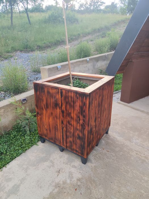 Vând jardiniera și masă curte