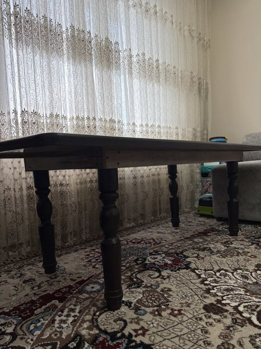 Стол для гостиной в хорошем состоянии