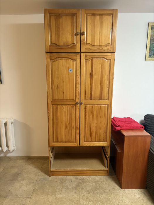 Дървен гардероб кафяв