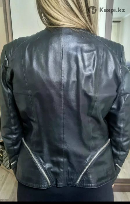 Кожаная короткая куртка.