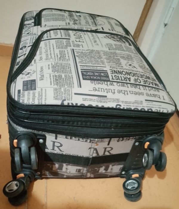 Продаю чемодан на колесиках