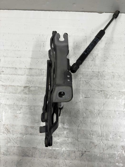 Панта с пиропатрон преден капак БМВ Ф10 Ф11 Ф06 Ф12 Ф13 Ф01 Ф02 Z4 Е89