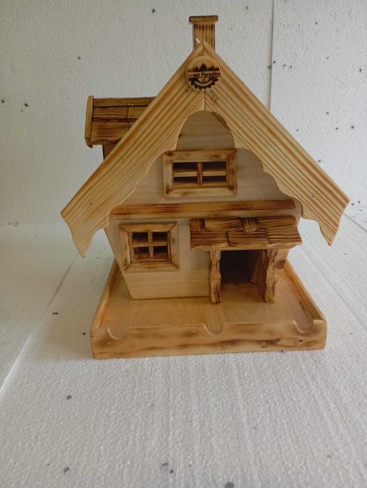 Ръчно изработена лакирана дървена къщичка за птици със стойка